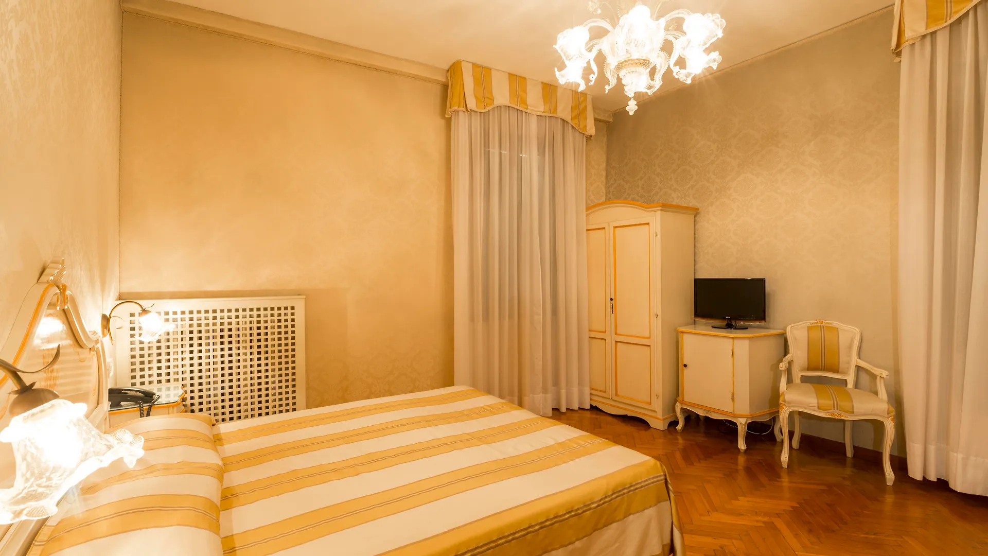 Palazzo Guardi Hotel Venice 3*,  Italy